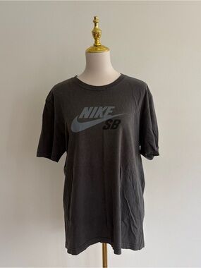 Nike SB Faded Charcoal Gray Graphic T-Shirt – Men’s Large